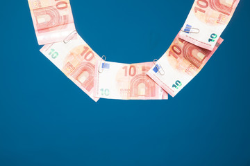 Billetes de dinero de curso legal, unido a una cuerda mediante clips