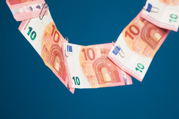 Billetes de dinero, billetes de Euro colgados de un hilo o de un cordel en forma de collar, sobre...