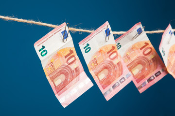 Dinero colgado sobre una cuerda