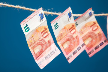 Billetes de dinero, billetes de Euro colgados de un hilo o de un cordel en forma de collar, sobre...