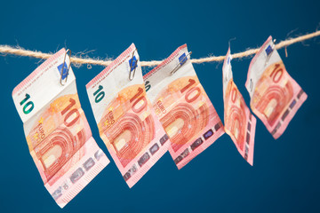 Billetes de dinero, billetes de Euro colgados de un hilo o de un cordel en forma de collar, sobre...