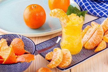 Owocowy sorbet. Mrozony sok pomaranczowy. Pyszny deser.  Ochloda na upal. Owoce tropikalne. Mrozone cytrusy.