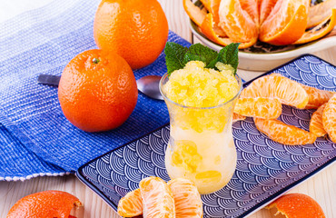 Owocowy sorbet. Mrozony sok pomaranczowy. Pyszny deser.  Ochloda na upal. Owoce tropikalne. Mrozone cytrusy.