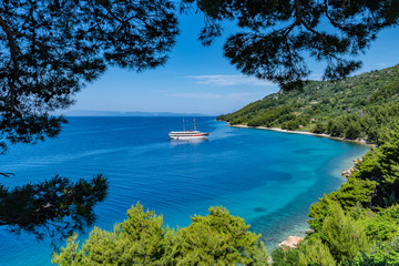 Mit dem Segelboot vor der Bucht bei Igrane in Kroatien