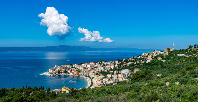 Panorama des kleinen Dorf Igrane mit Bucht in der Adria gegen&uuml;ber der Insel Hvar in Kroatien