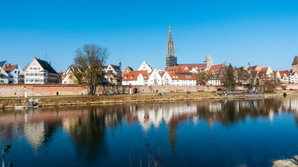 Fototapeta na wymiar Panorama picture of Ulmer Münster cathedral with river Donau in the morning sun