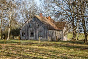 Worn unpainted wooden house © Björn Kristersson