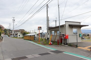Naklejka premium Sceneria przed stacją Shimoshima (miasto Ina, prefektura Nagano), stacja Simojima, linia Iida, miasto Ina, prefektura Nagano, Japonia
