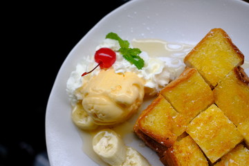 close up honey toast with vanilla ice cream