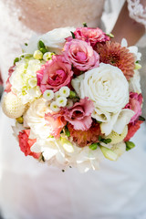 Hochzeit Wedding, Braut hält hübschen Brautstrauß, Blumenschmuck
