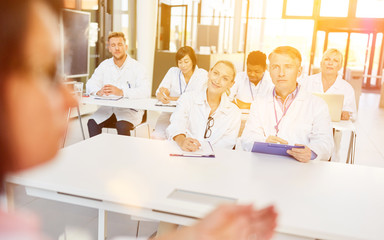 Pharmareferent vor Gruppe Ärzte beim Seminar