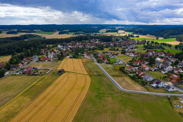 Blick von oben auf ein kleines Dorf in der Fränkischen Schweiz