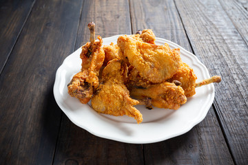  fried chicken in a wooden table.