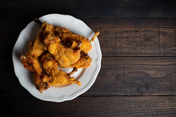  fried chicken in a wooden table.