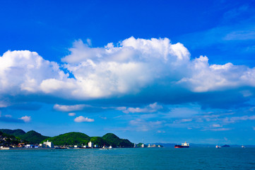 青空と夏雲の関門海峡