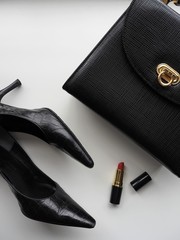 働く女性のイメージ（ハイヒール、口紅、ハンドバッグ