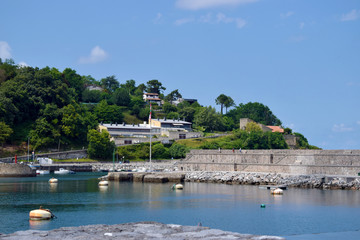 Puerto pesquero vacío junto a un paseo.