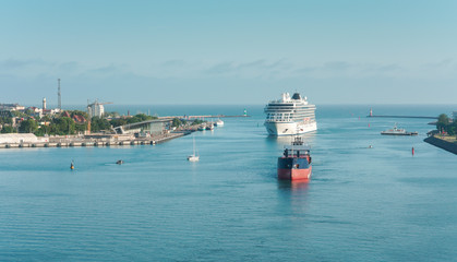 Kreuzfahrtschiff im Hafen von Rostock Warnemünde