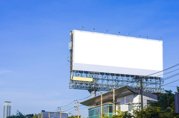 Obraz premium big blank billboard fabric white screen side road on building in city side road. blank ad mockup copy space for advertising banner near bus stop in metropolis.