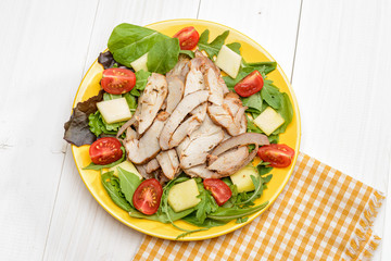 Piatto freddo con carne di tacchino e insalata, mista