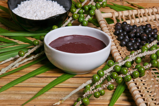 Suco, fruto e semente de a&ccedil;ai com farinha de tapioca e farinha d&acute;'&aacute;gua.