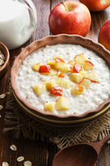 Oatmeal with caramelized apples