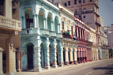 Fototapeta na wymiar Bâtiments colorés la Havane