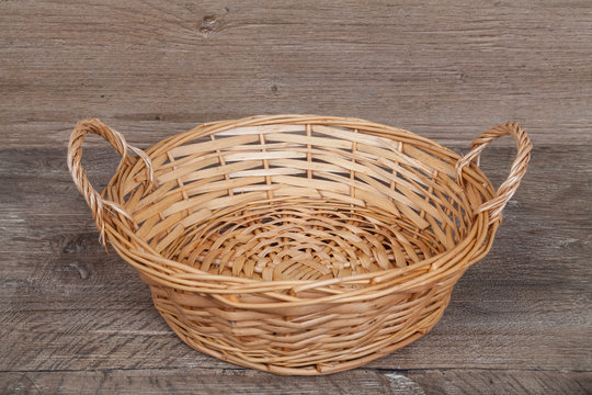 Leerer Korb auf Holztisch