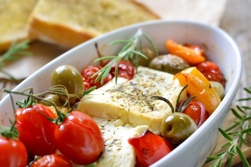 Griechische Vorspeise: Gebackener Feta mit Oliven, Tomaten, Paprika, Zwiebeln und Olivenöl  - Warm...
