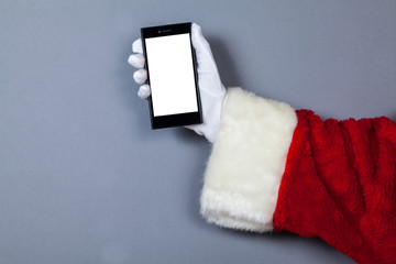 Weihnachtsmann hält Smartphone in Hand