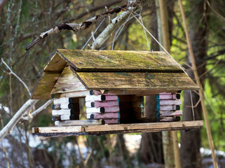 Feeder for birds in the form of a log cabin
