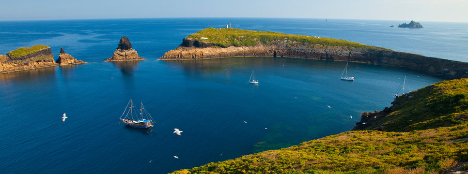L'Illa Grossa, Reserva Natural Islas Columbretes, Mar Mediterr&aacute;neo, Castell&oacute;n, Comunidad Valenciana, Espa&ntilde;a
