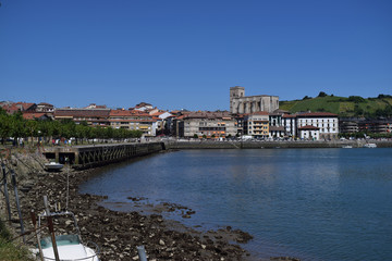 Ría a su paso por el pueblo vasco de Zumaia, España.