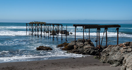 Antiguo y destruido muelle en la playa de Llico en Chile