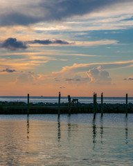 Obraz premium harbor at sunset with birds on the pier