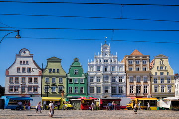 historische häuserzeile am marktplatz von rostock, deutschland