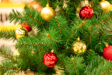 Obraz na płótnie Canvas red balls on the Christmas tree