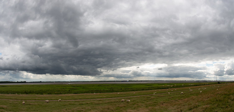 Rollwolke sammelt sich zu einem Unwetter am Himmel zusammen