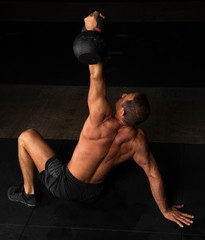 Muskulöser Rücken von einem starken Mann. Fitnesstraining mit Gewichten. Der hübsche und...