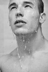 portret mężczyzny z wodą