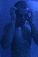 mężczyzna pod prysznicem © FOTOWAWA