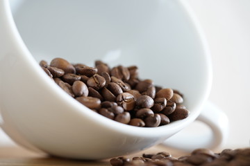 Kaffeetasse und Kaffeebohnen