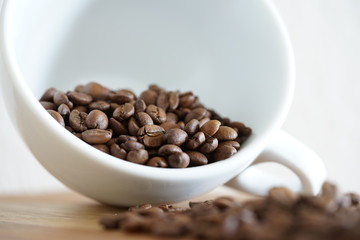 Kaffeetasse und Kaffeebohnen