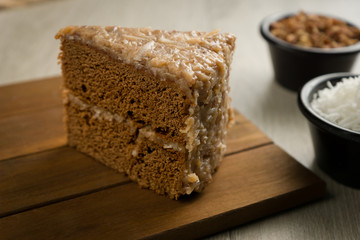 Rebanada de Pastel Alemán en una tabla de madera