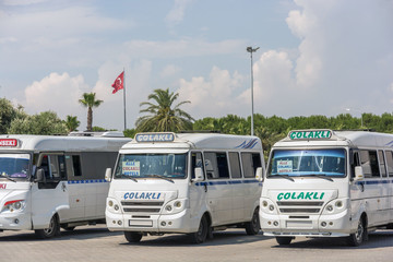 Drei Dolmusch in der Türkei am Busbahnhof in Side mit Aufschrift Colakli für den Stadtteil der...