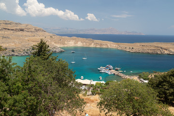 Fototapeta na wymiar Bucht mit blauem und kristallklarem Wasser auf Rhodos in Griechenland