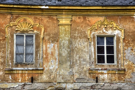 Lost Place, Urban Exploring, Böhmen, Tschechien, Südböhmen, Gutshof, verlassen, verfallen, Verputz, Fenster, Tor, Dach, löchrig, Mauer, Mauerwerk, abgebröckelt, Vergangenheit, eingeschlagen, Glas, Zie