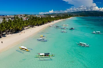 Fotobehang Boracay Wit Strand BORACAY, FILIPPIJNEN-18 JUNI 2019: zeilboten rond het beroemde witte strand op het eiland Boracay.