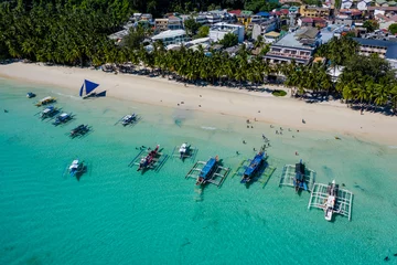 Papier Peint photo Plage blanche de Boracay BORACAY, PHILIPPINES - 18 JUIN 2019 : bateaux à voile autour de la célèbre plage blanche sur l& 39 île de Boracay.