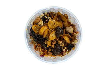 Yogur con cereales y granola en vaso de plastico transparente